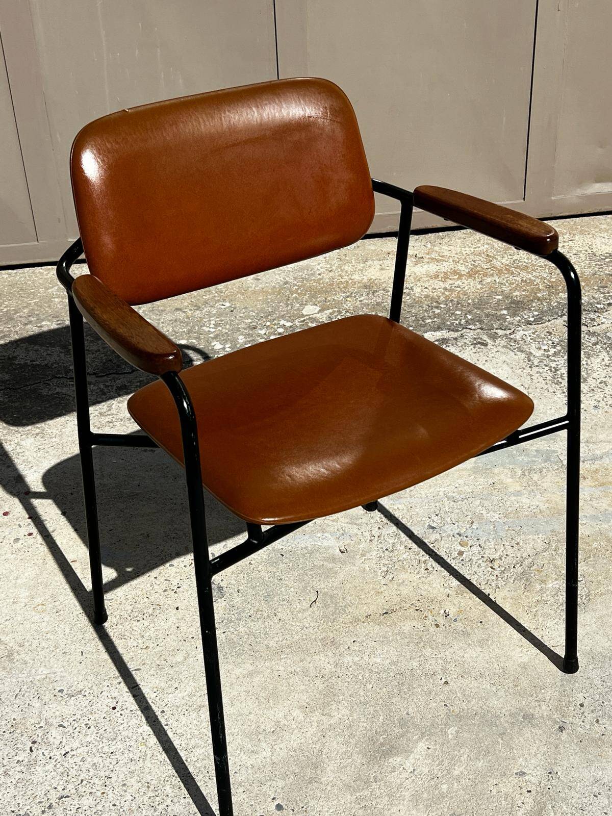 Fauteuil en métal, chêne et simili cuir vintage 1950