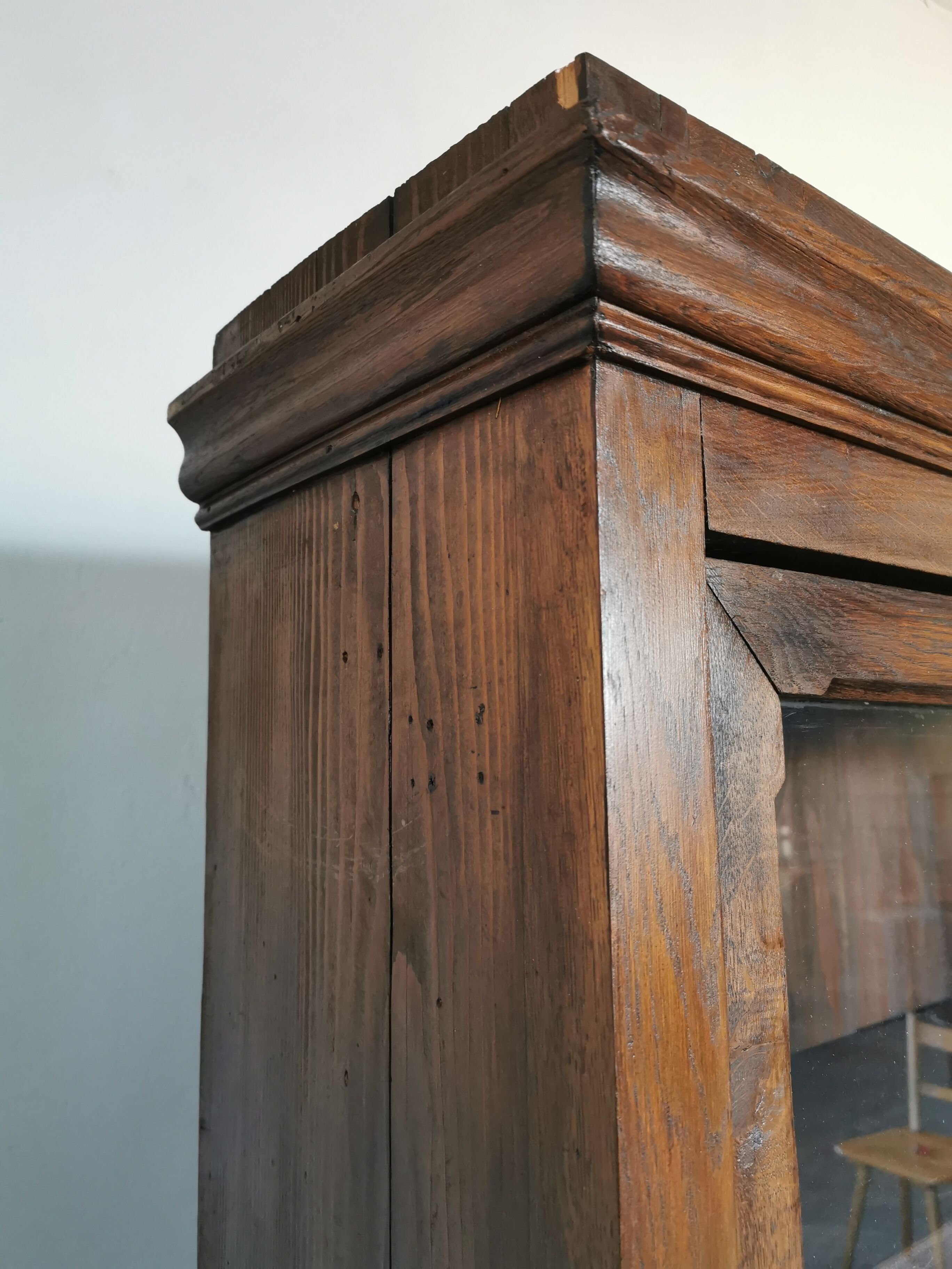 Library, wooden showcase