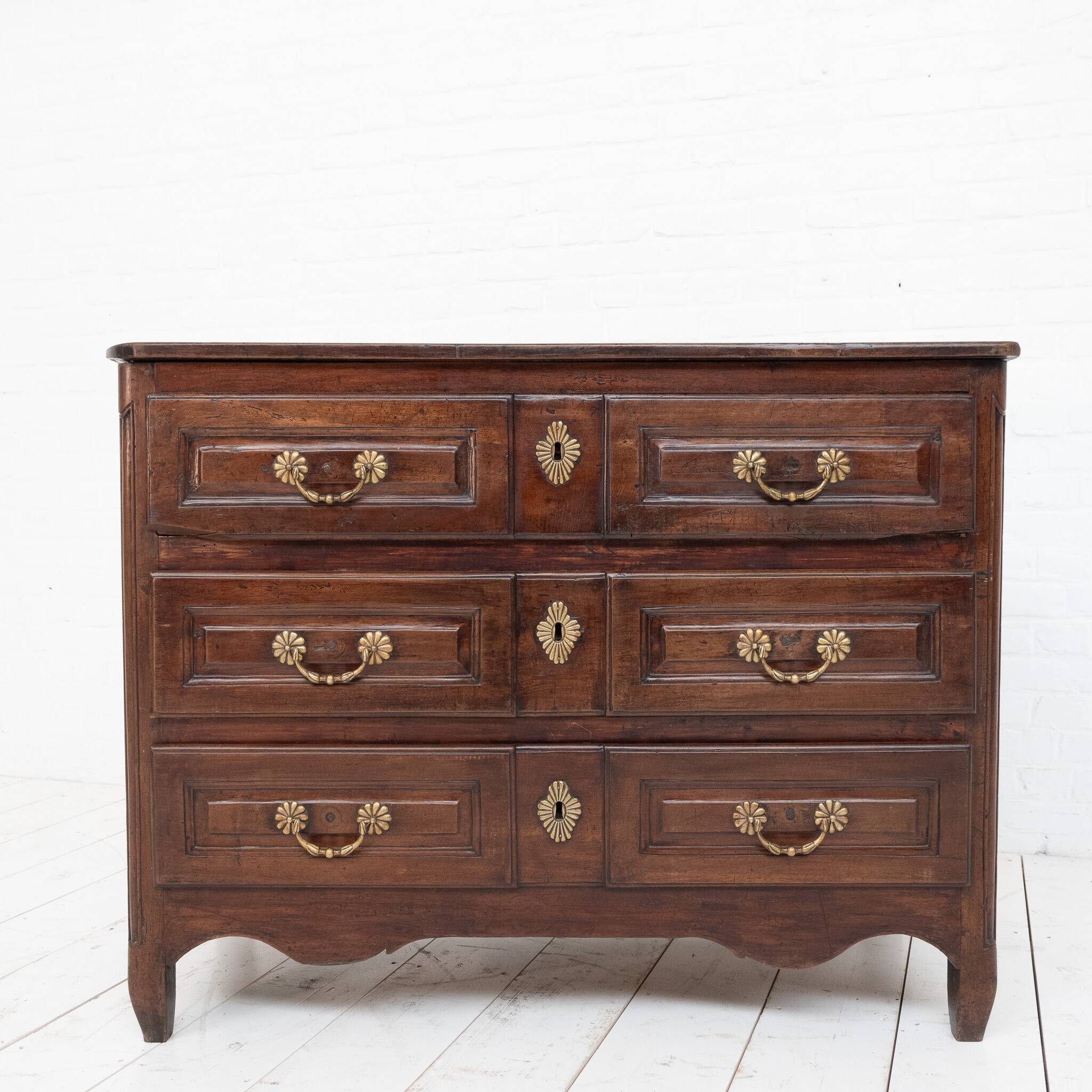 Commode Française Louis XVI en noyer, 18ème