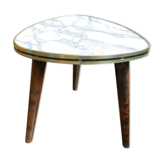 Small tripod table compass feet in formica marbled effect and brass strapping Vintage 50s 60s