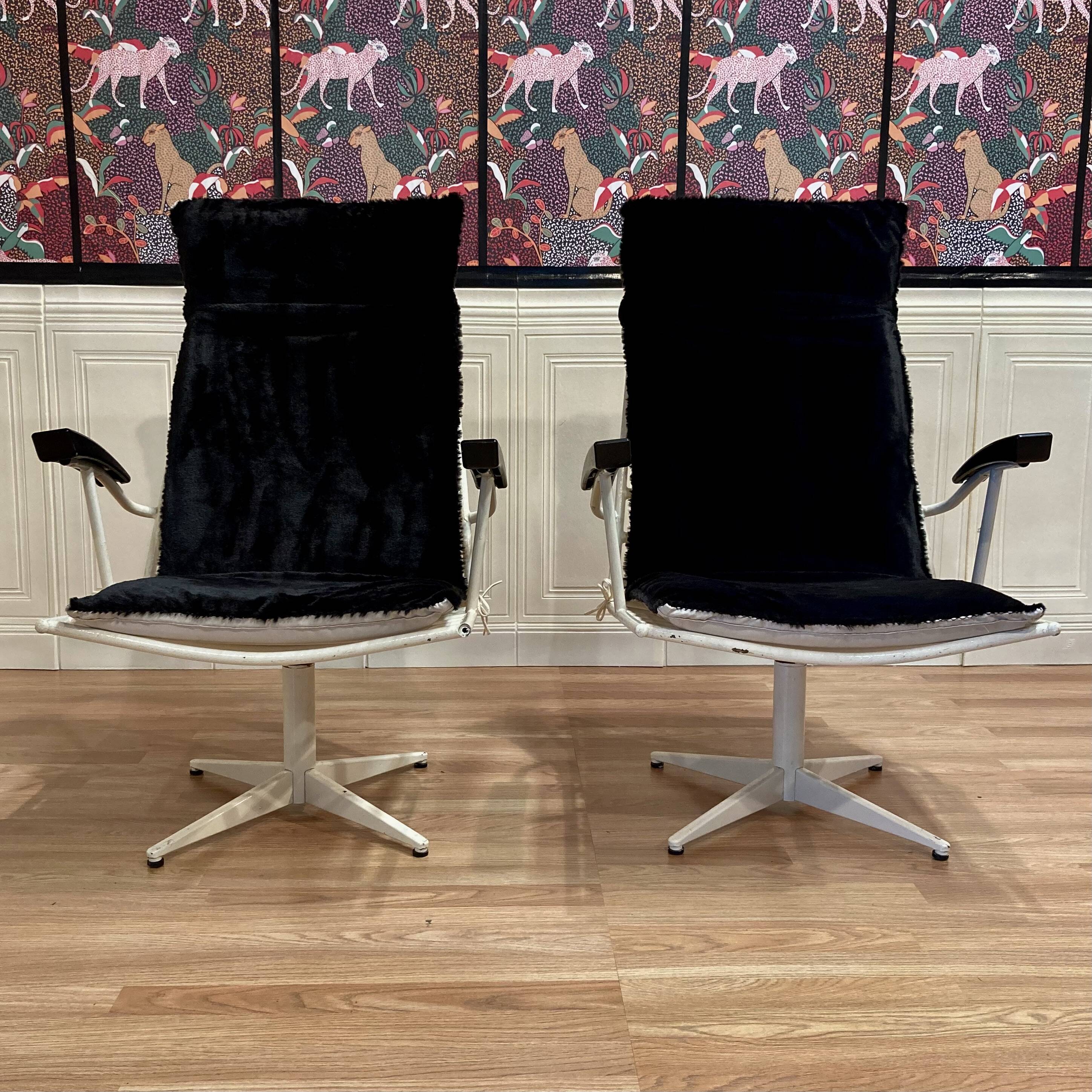Duo de fauteuils métal et Bakélite design 1960.