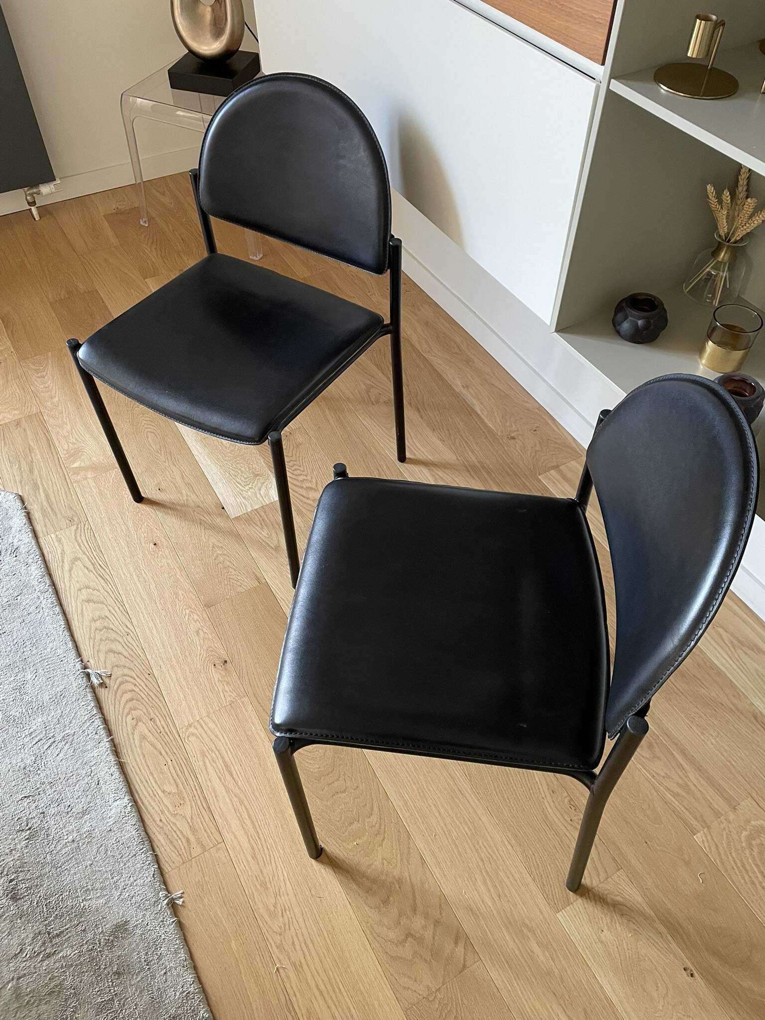 2 chaises en métal et cuir noir dans le goût de Pierre Paulin, Italie