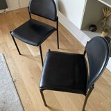 2 chaises en métal et cuir noir dans le goût de Pierre Paulin, Italie