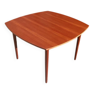Extendable Scandinavian table
