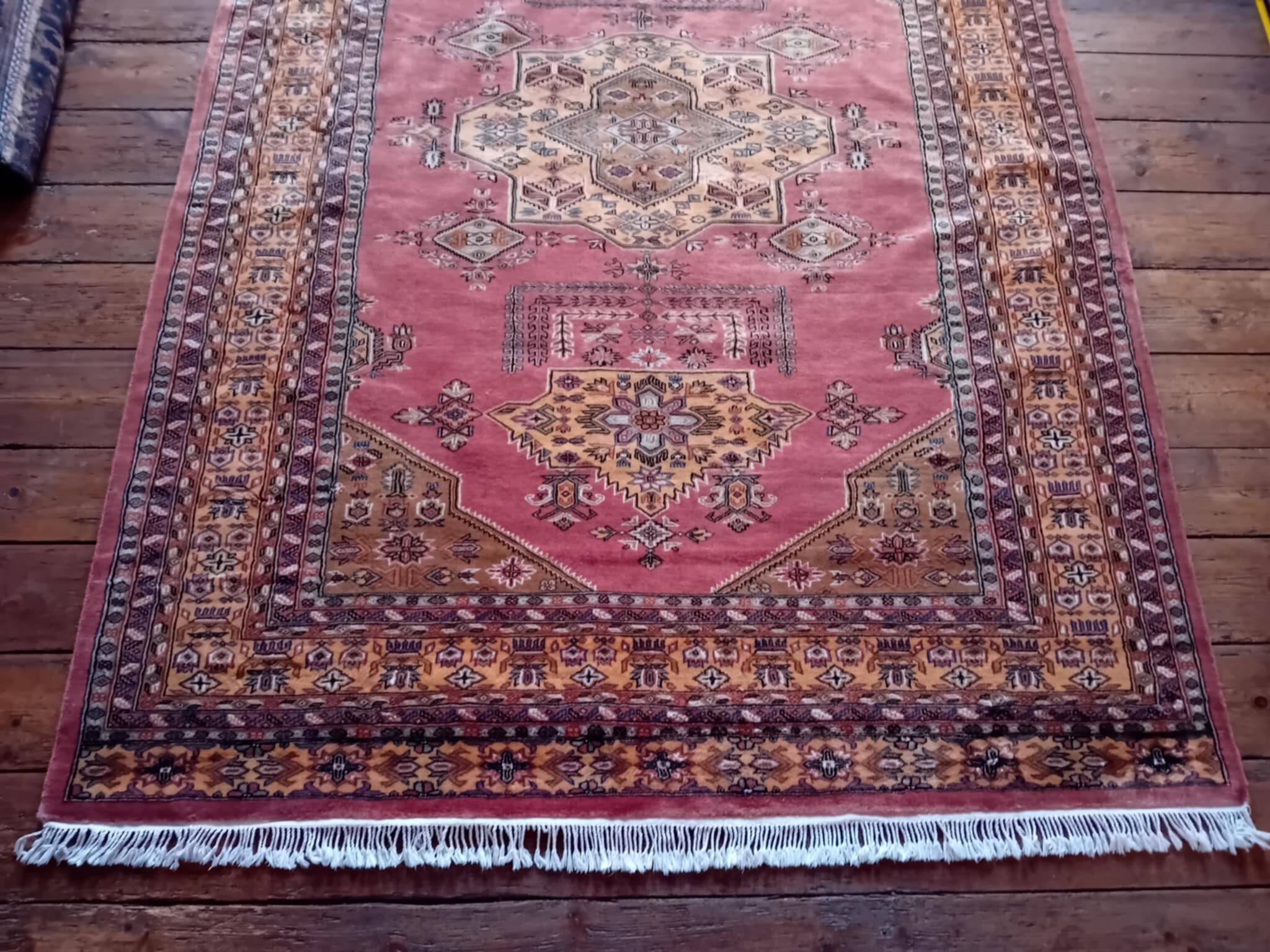 Handmade Pakistani Kafkazi Rug 275x194cm