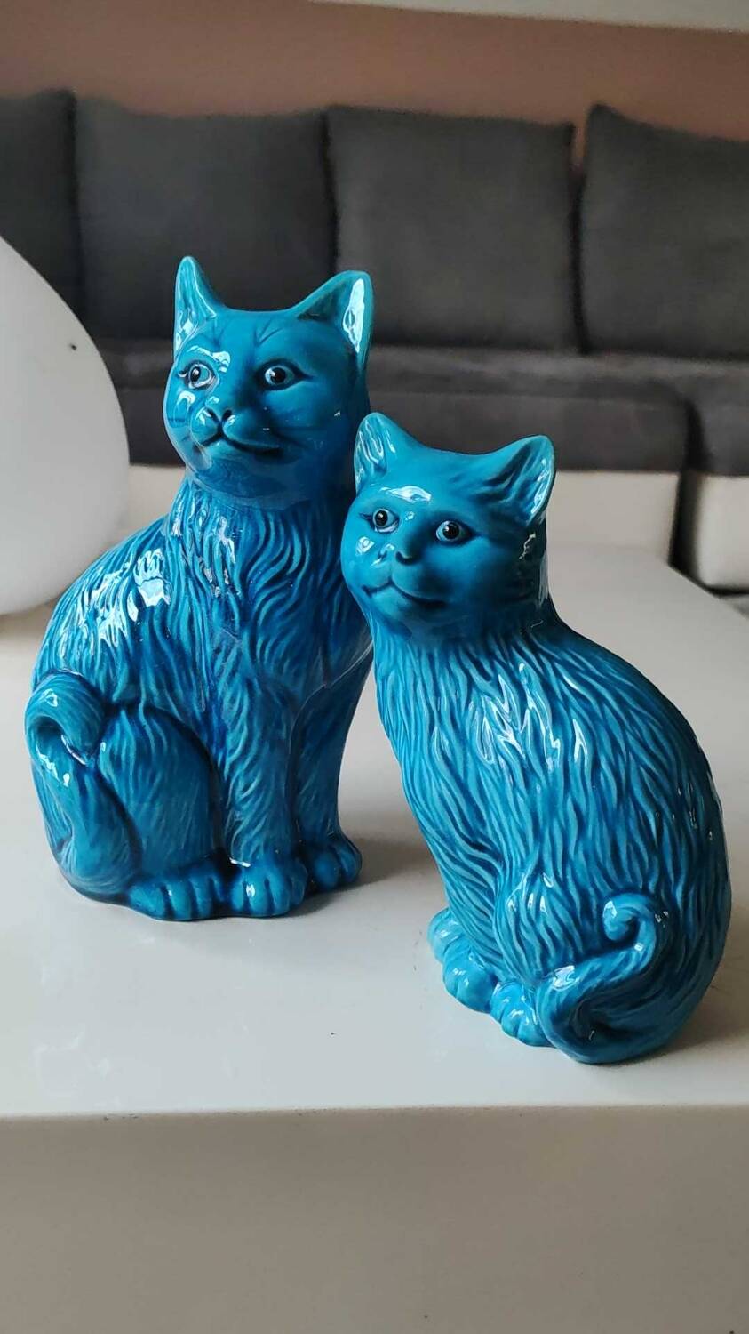 Pair of Chinese cats in turquoise blue enameled porcelain. Heights 20 & 17 cm