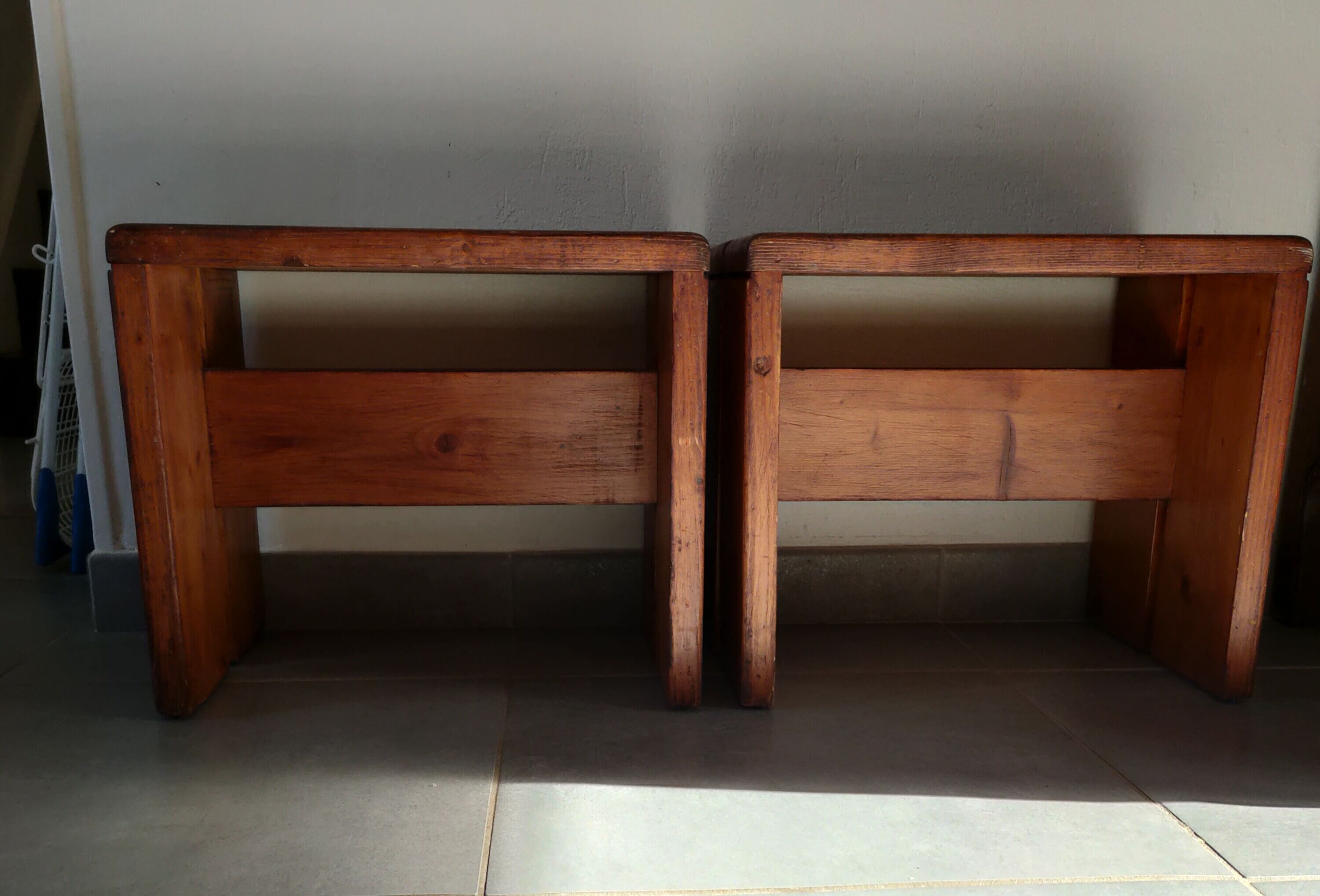 Paire de tabourets "Les Arcs" de Charlotte Perriand
