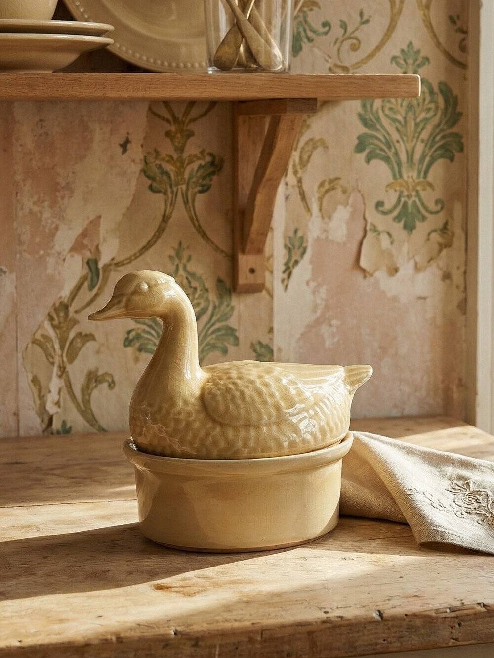 Small vintage terrine GEO from the 50s-60s, beige ceramic duck.