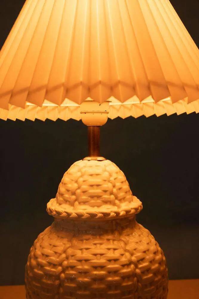 Vintage table lamp in woven ceramic Regency style.