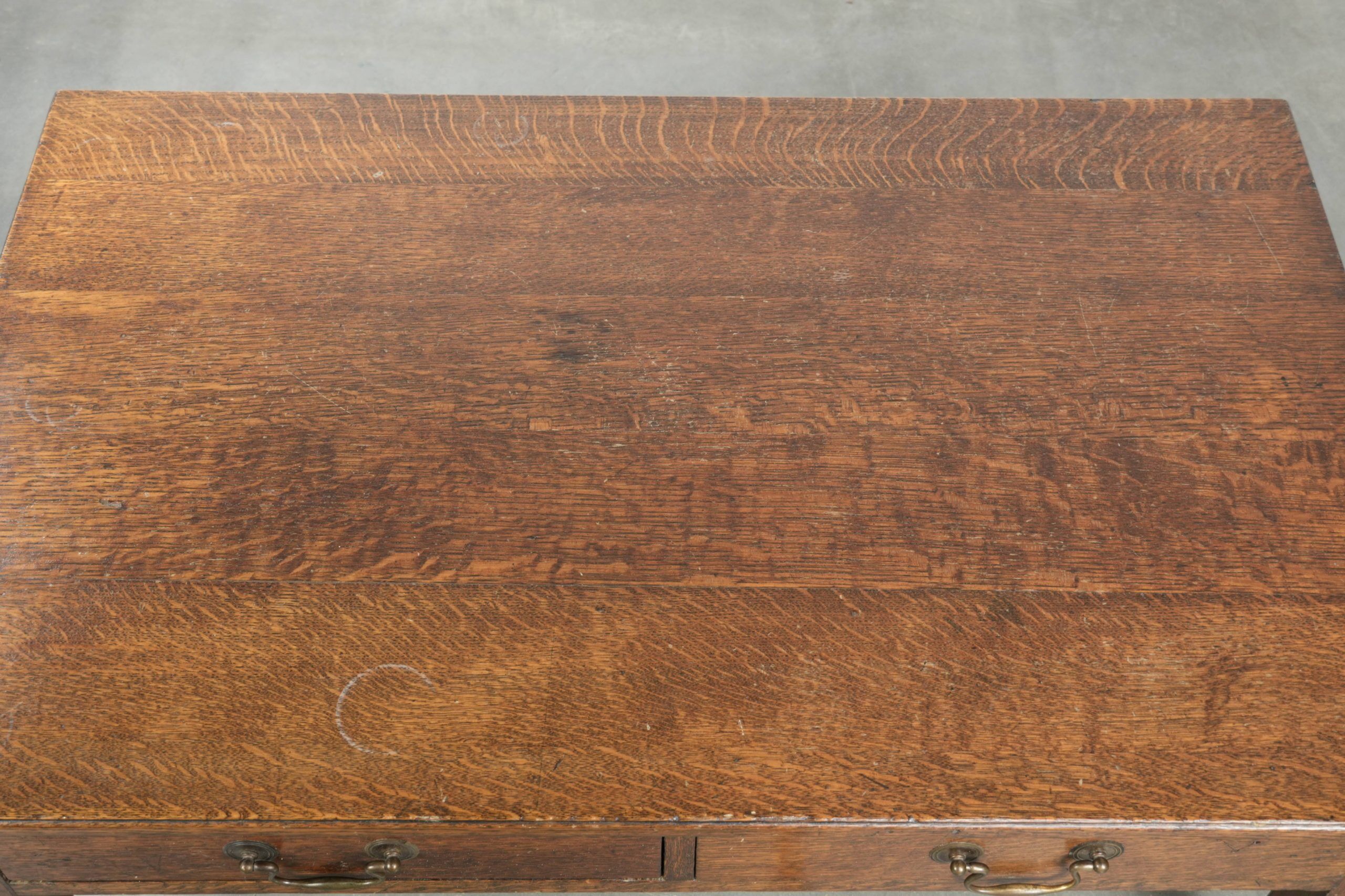 Antique English oak coffee table from the 20th century with two drawers