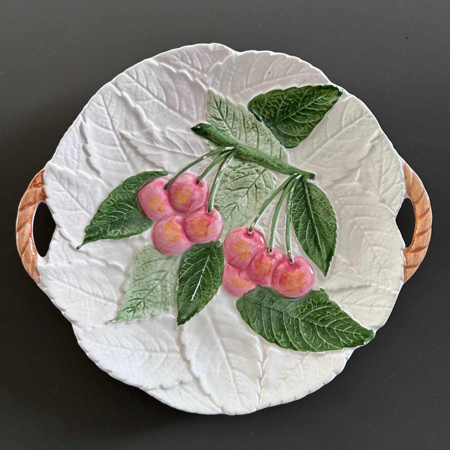 Plat cerises en barbotine