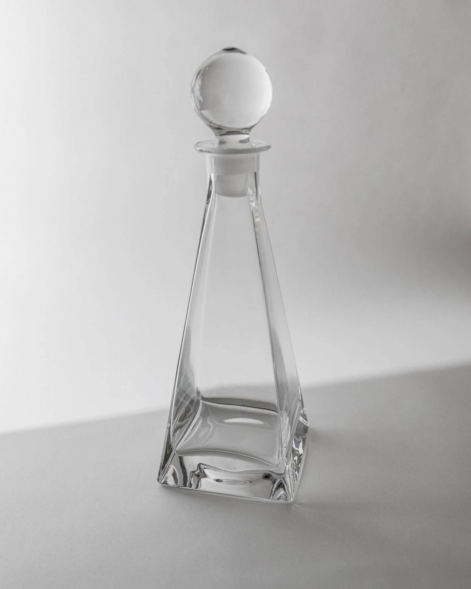 Vintage Murano glass decanter from the 1980s, transparent crystal pyramid with a spherical stopper, Linea 7.