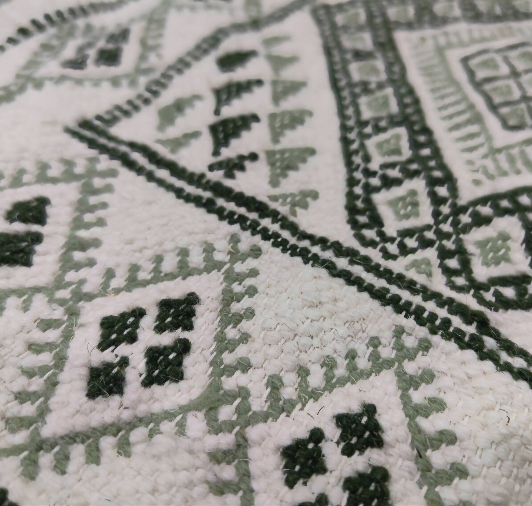 Tapis blanc et vert tissé mains