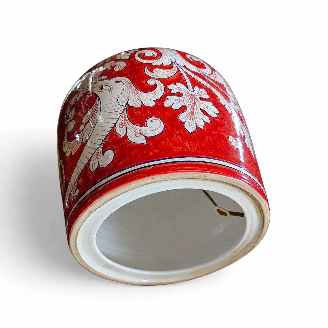 Lampe de style baroque / Céramiques siciliennes décorées / Décoration baroque sur fond rouge
