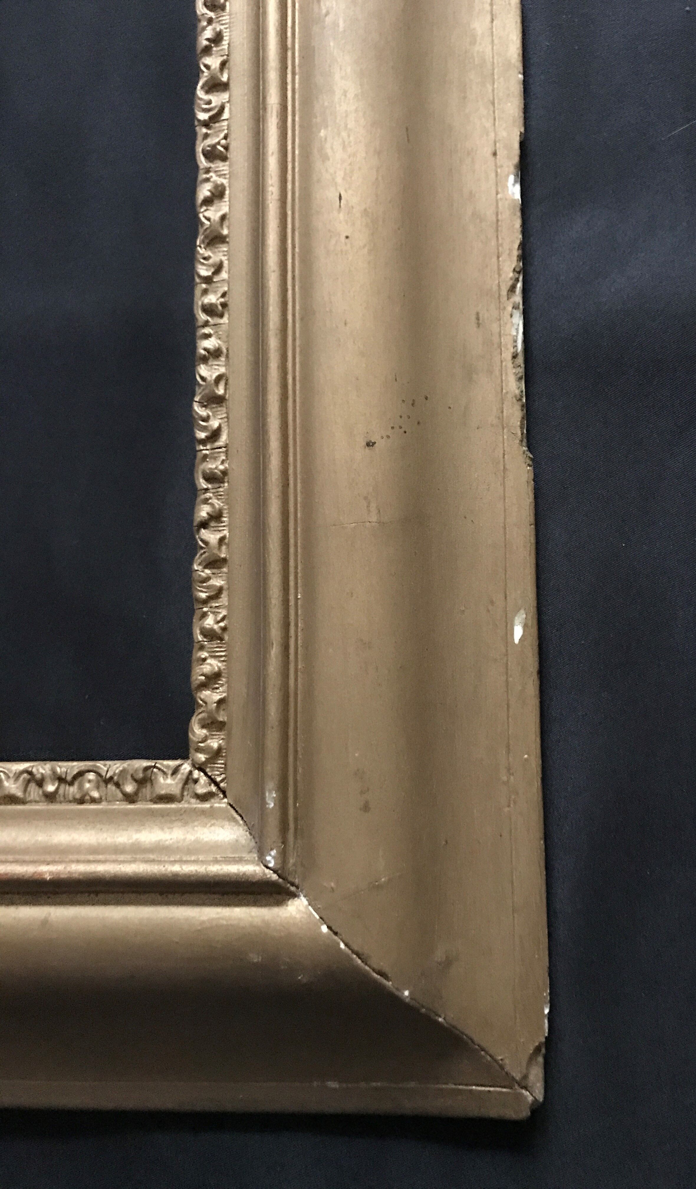 Wooden frame decorated with a frieze.