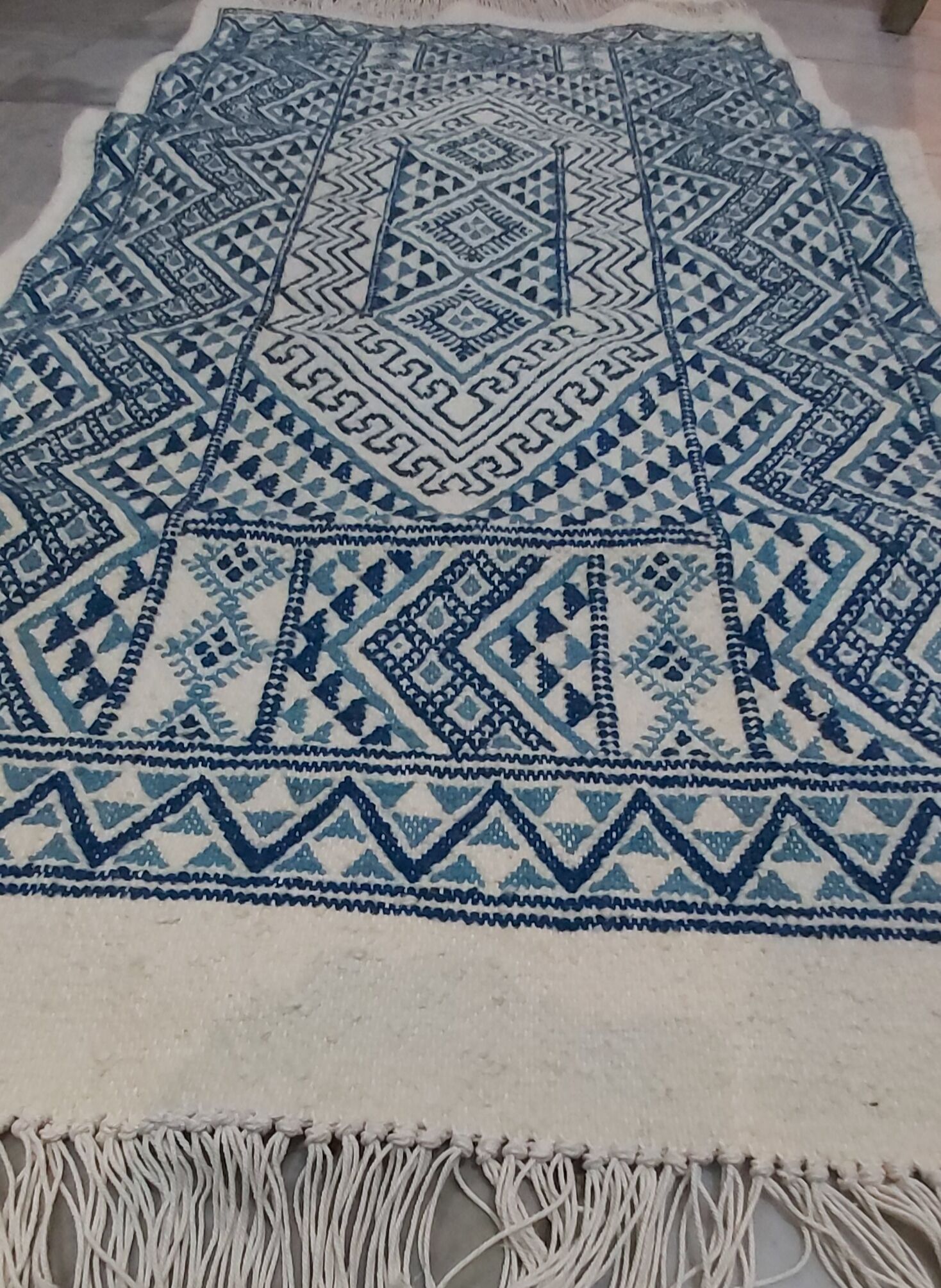 Tapis kilim bleu et blanc fait main 155 x 75 cm