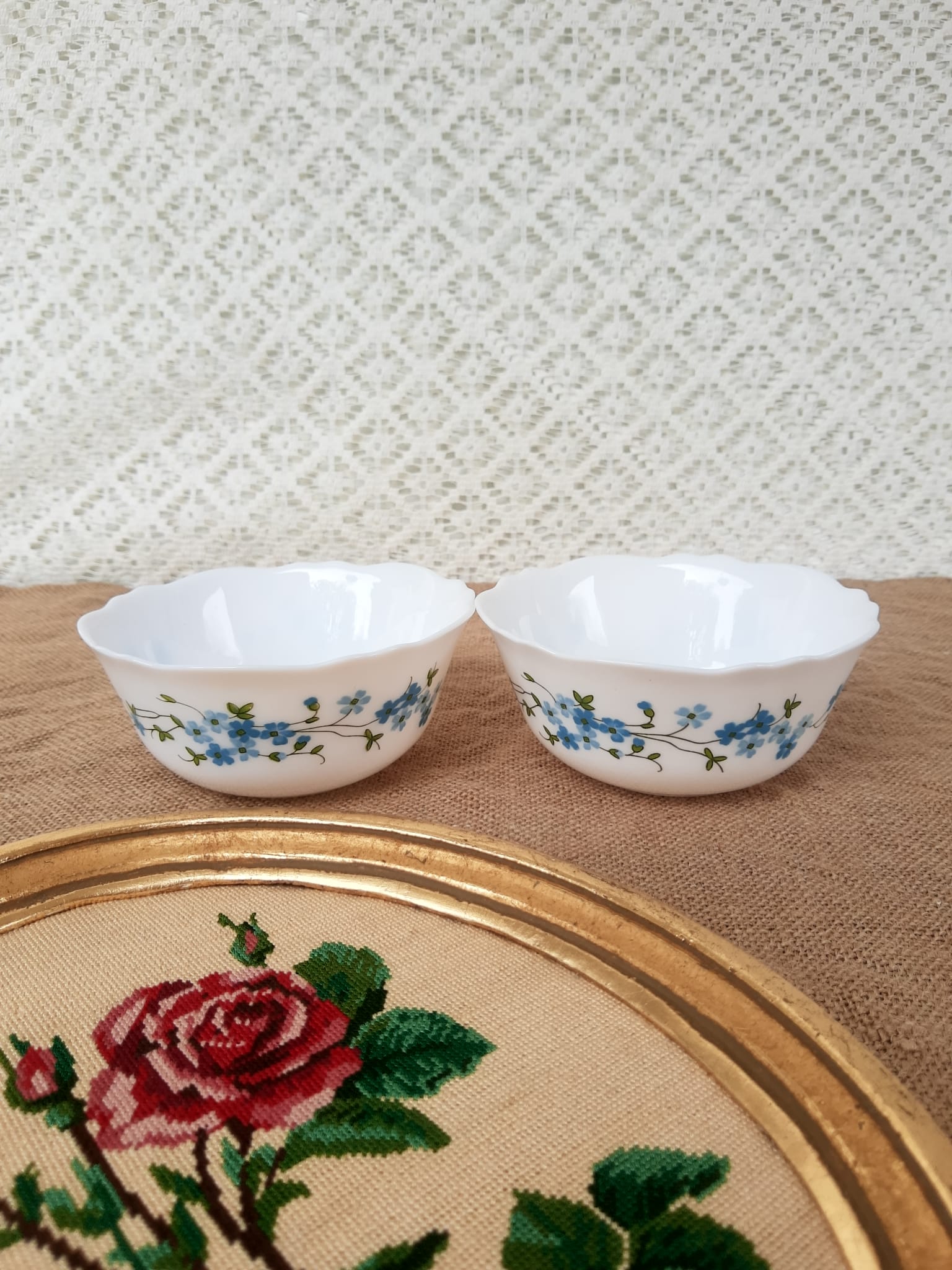 Duo of arcopal cups myosotis Veronica vintage patterns