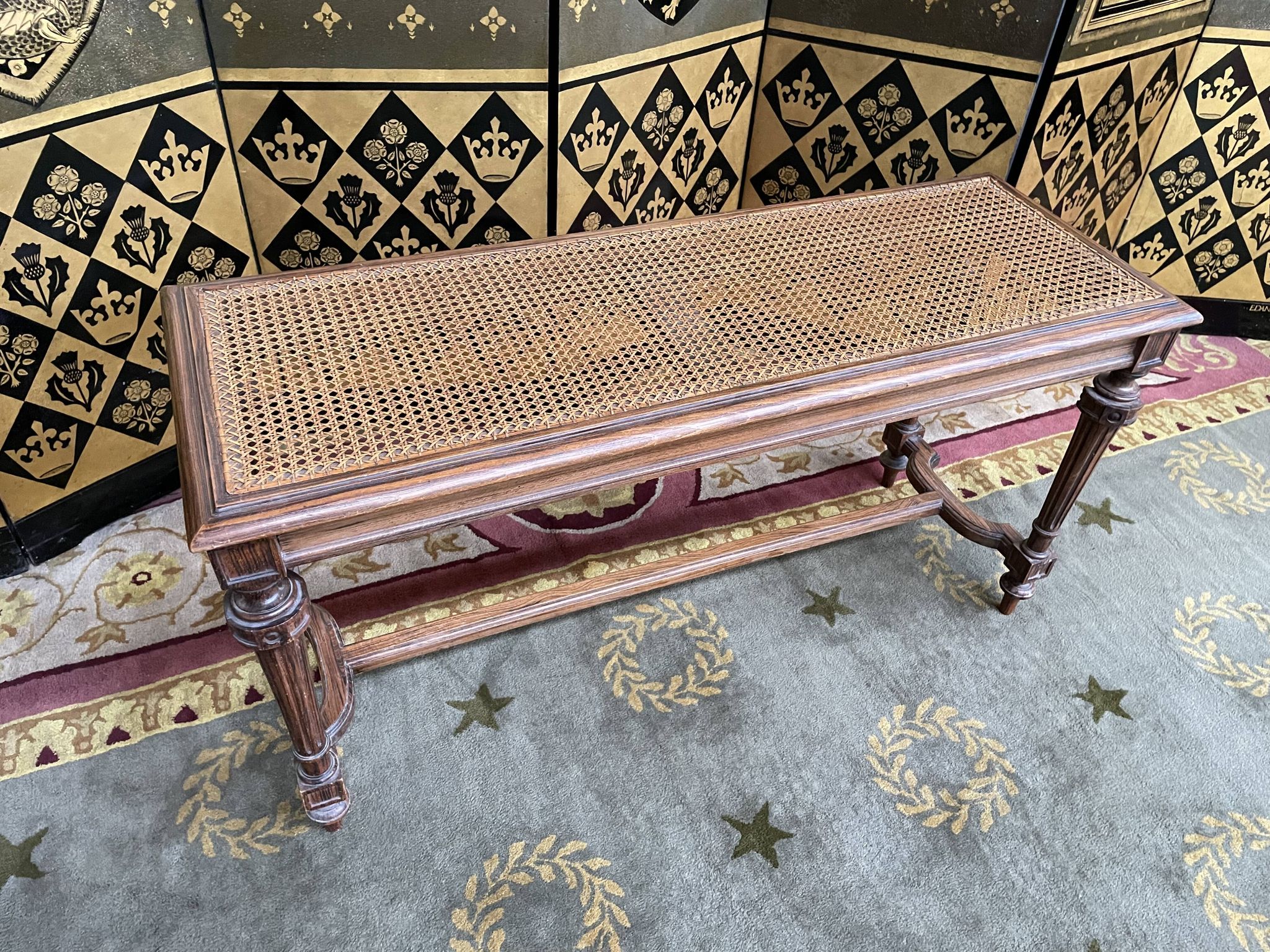 Banquette d’office ou de piano en cannage