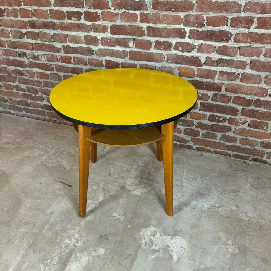 Vintage coffee table with shelf