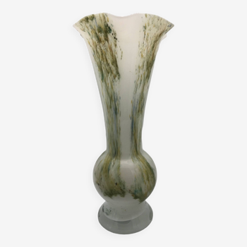 Vase en verre soufflé opaline blanche et nuances polychromes vert, jaune, bleu