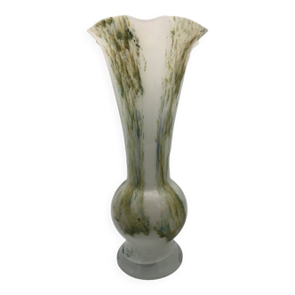 Vase en verre soufflé opaline blanche et nuances polychromes vert, jaune, bleu