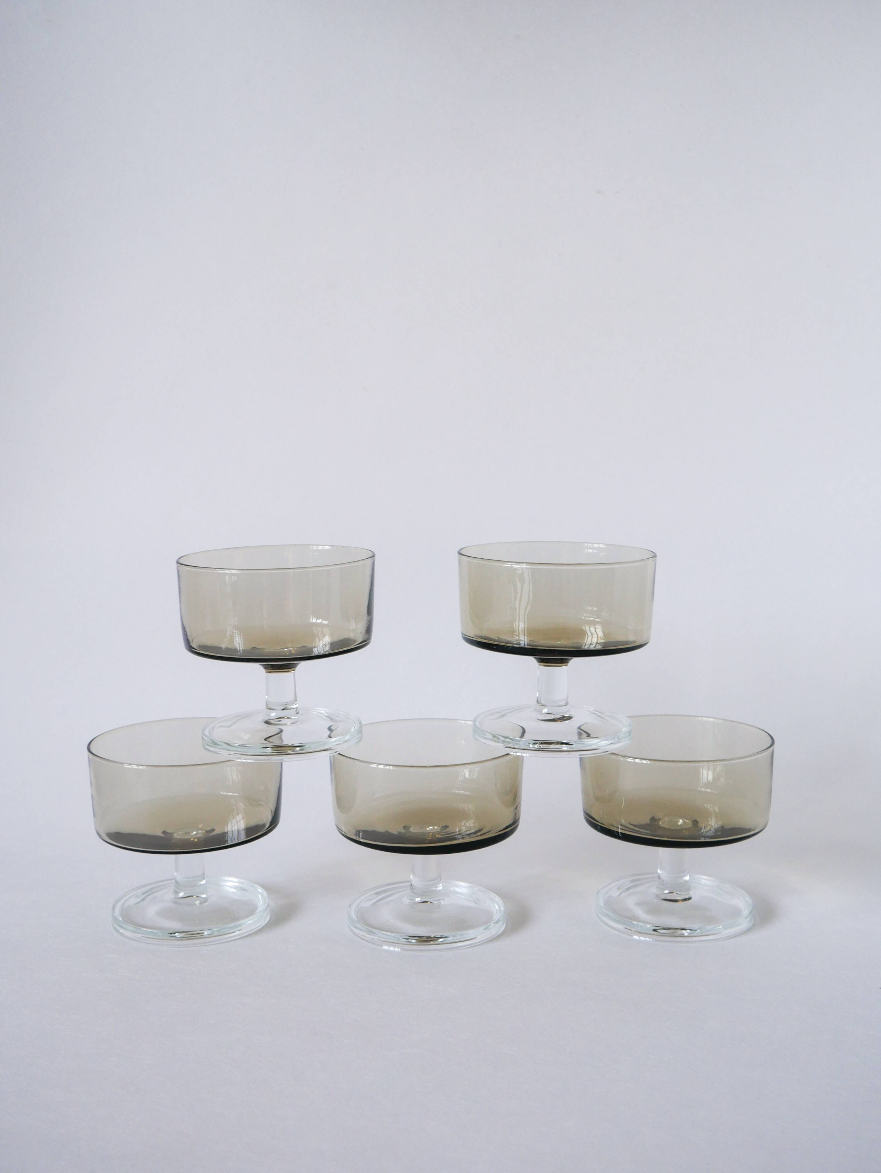 Lot de 5 coupes à champagne en verre fumé Made in France 1970