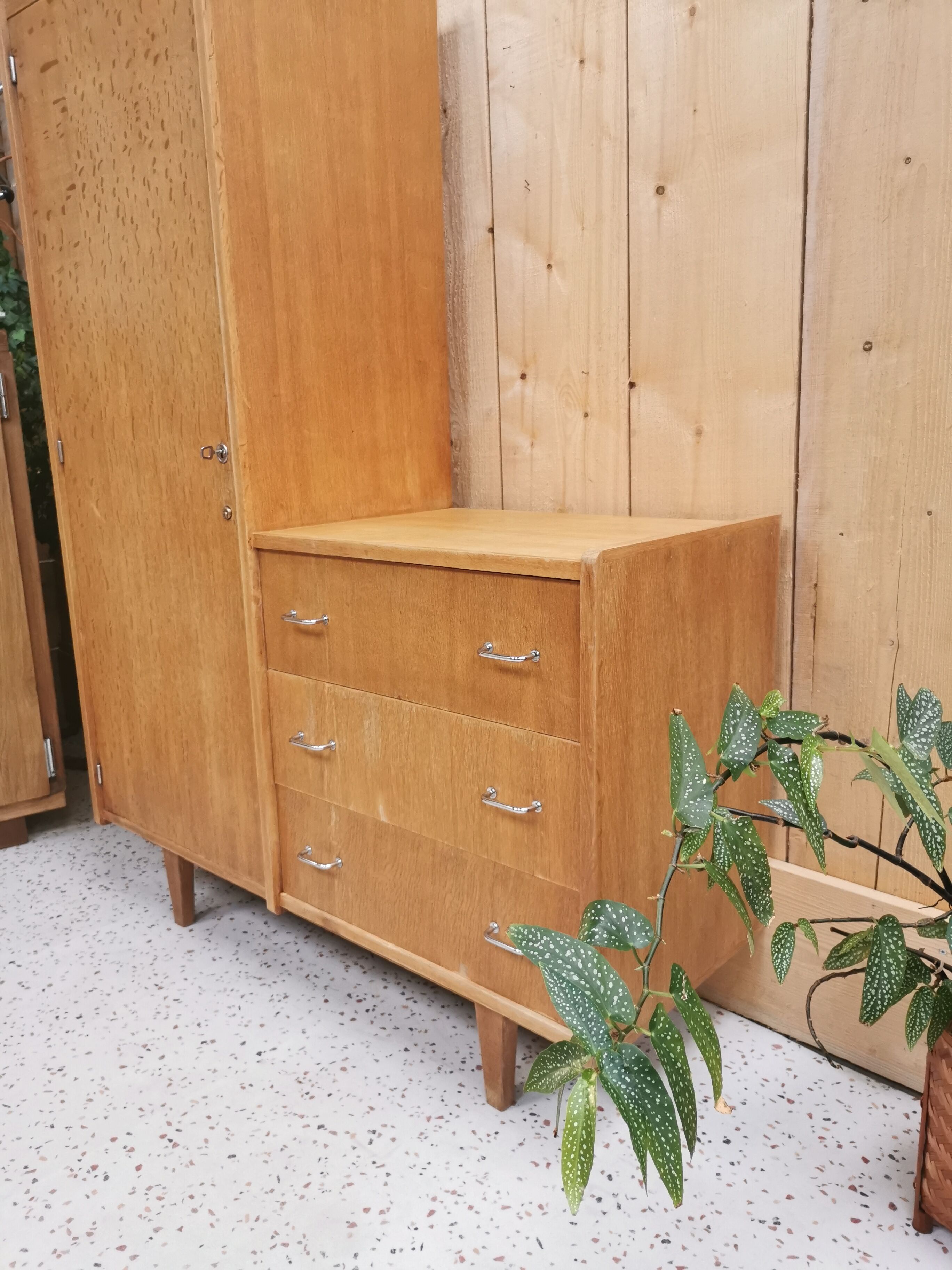 Asymmetrical cabinet