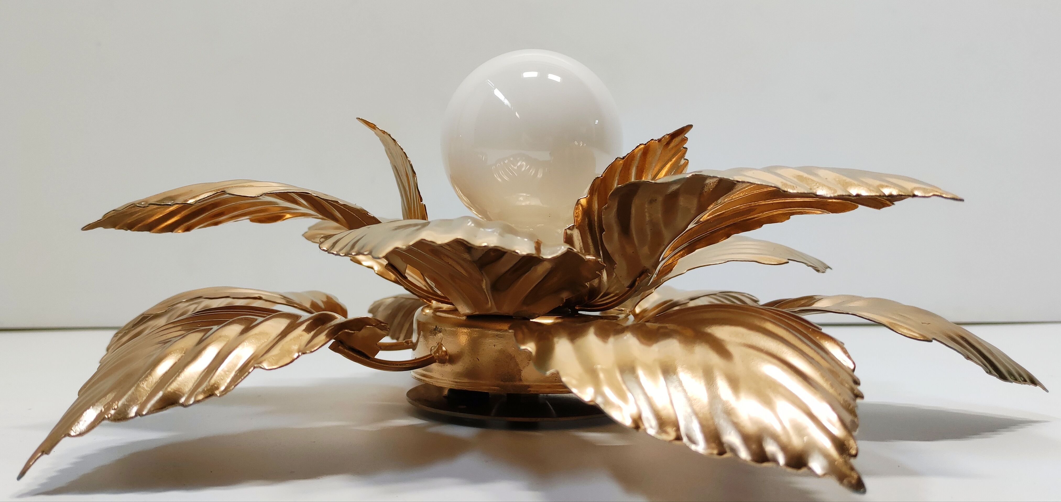 70s golden flower ceiling