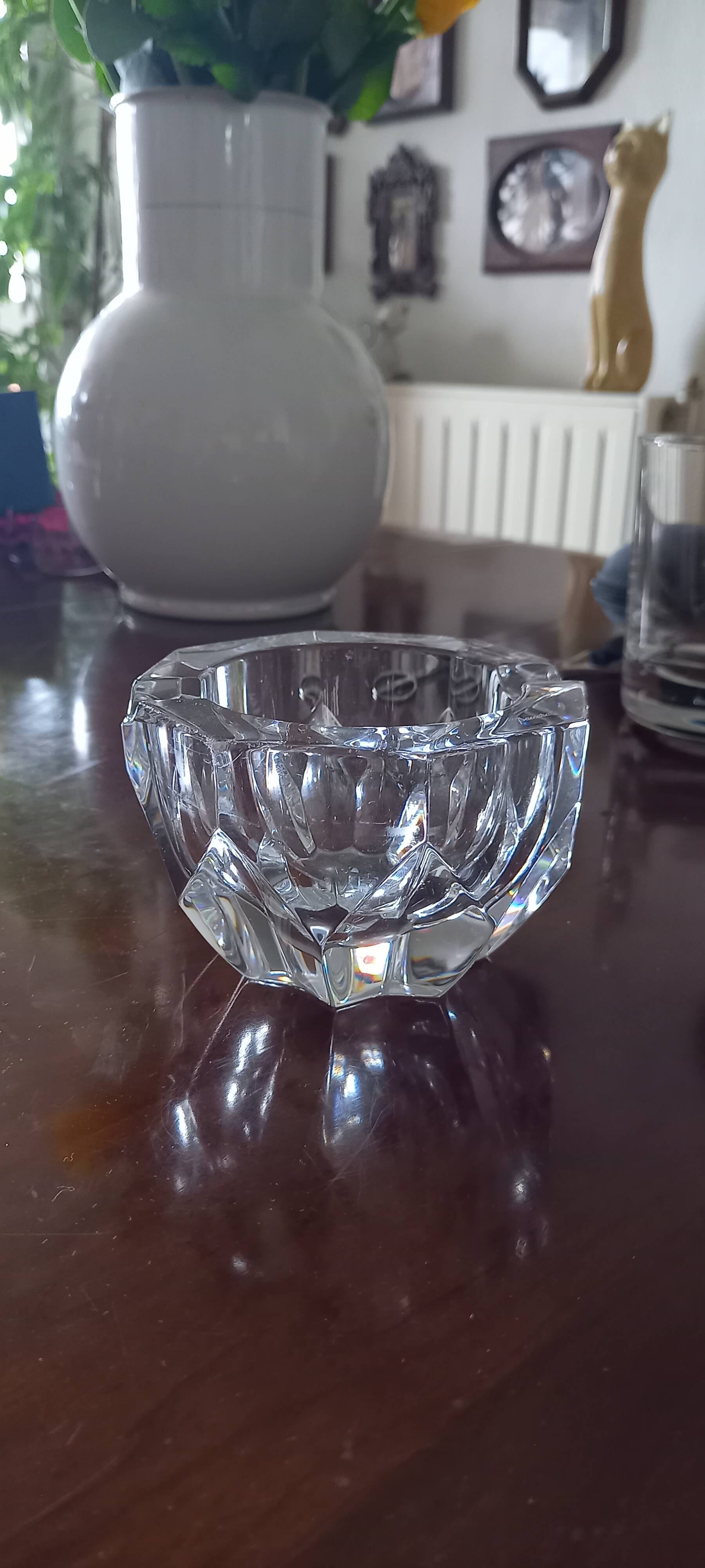 2 whisky glasses and a Baccarat crystal ashtray with stamps.