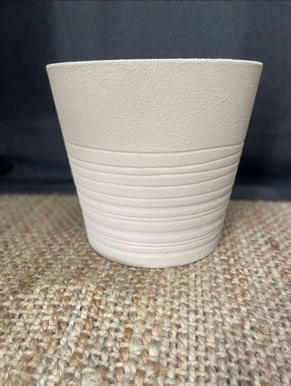 Textured beige cache-pot