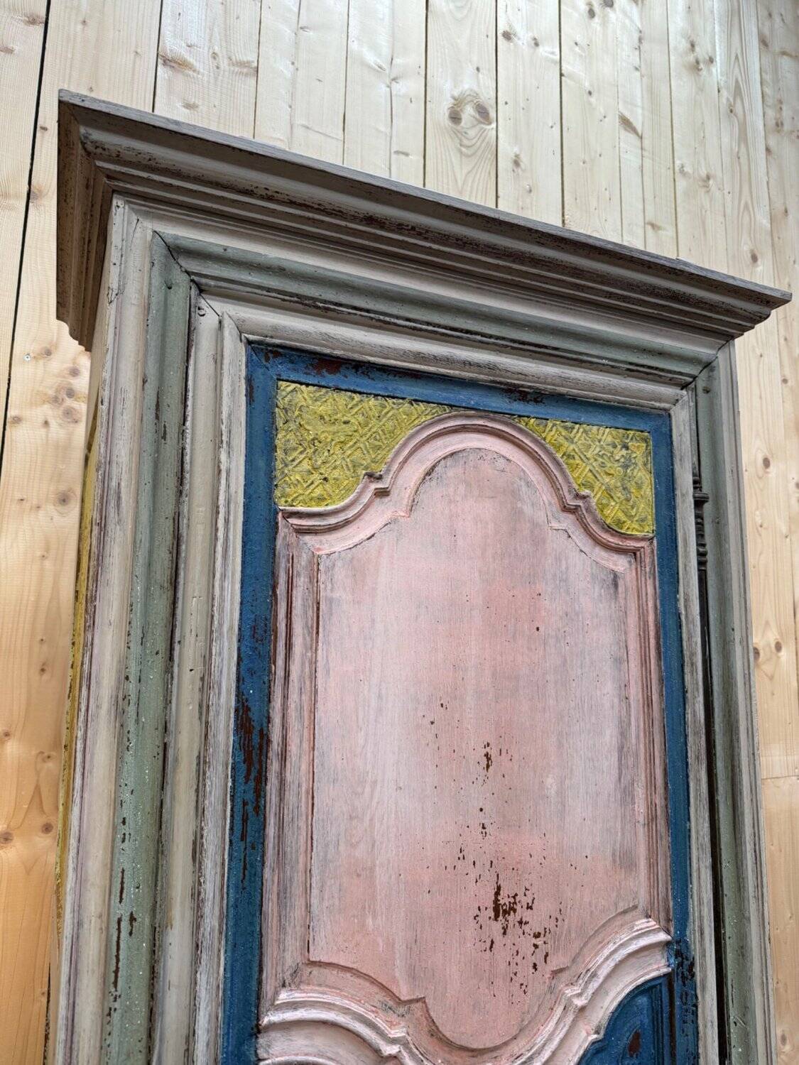 Bonnetière with a single door – Polychrome solid oak