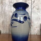 Ancien vase alsacien en grès gris bleuté et décor de fleurs, Anne Ehret