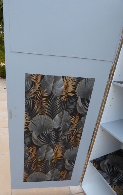 Atypical cabinet with several shelves with wheels