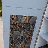 Armoire atypique à plusieurs étagères à roulettes