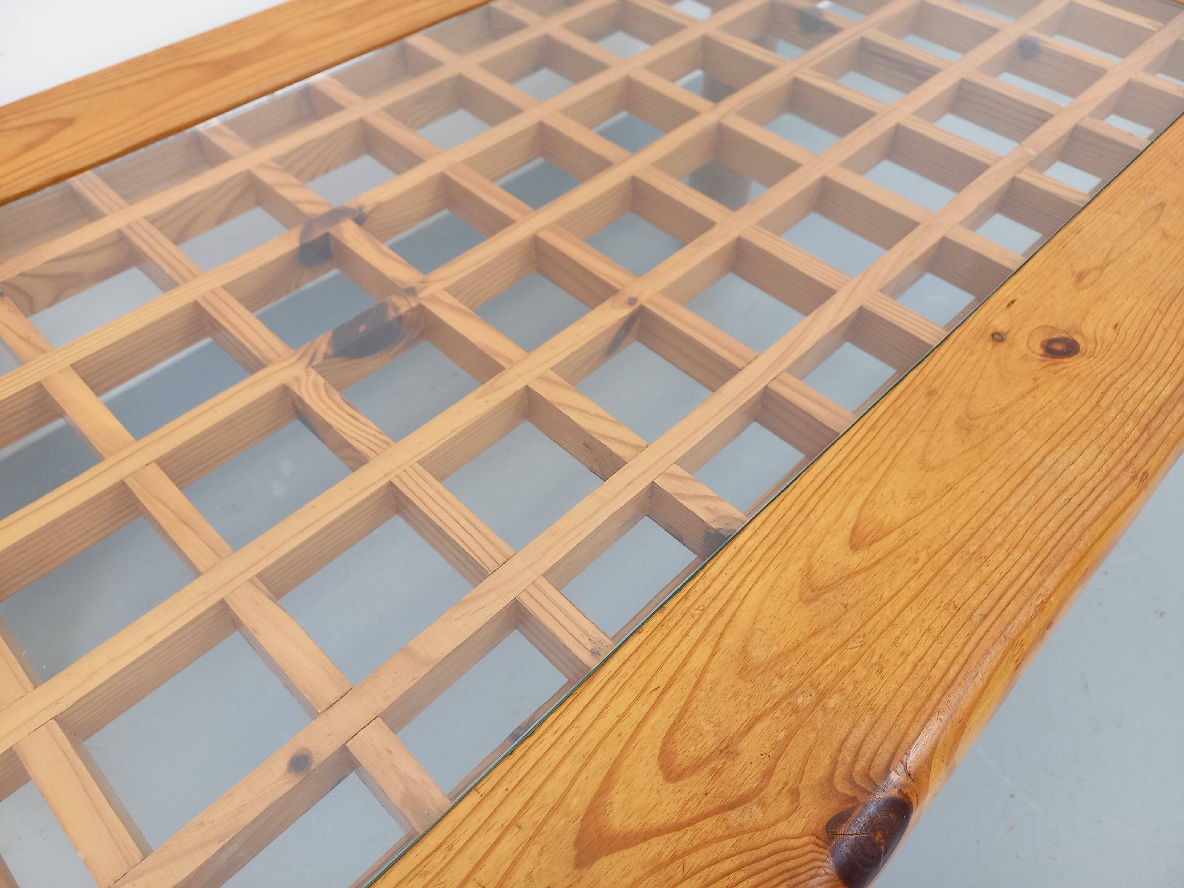 Vintage modernist coffee table in pine and glass from the 70s and 80s.
