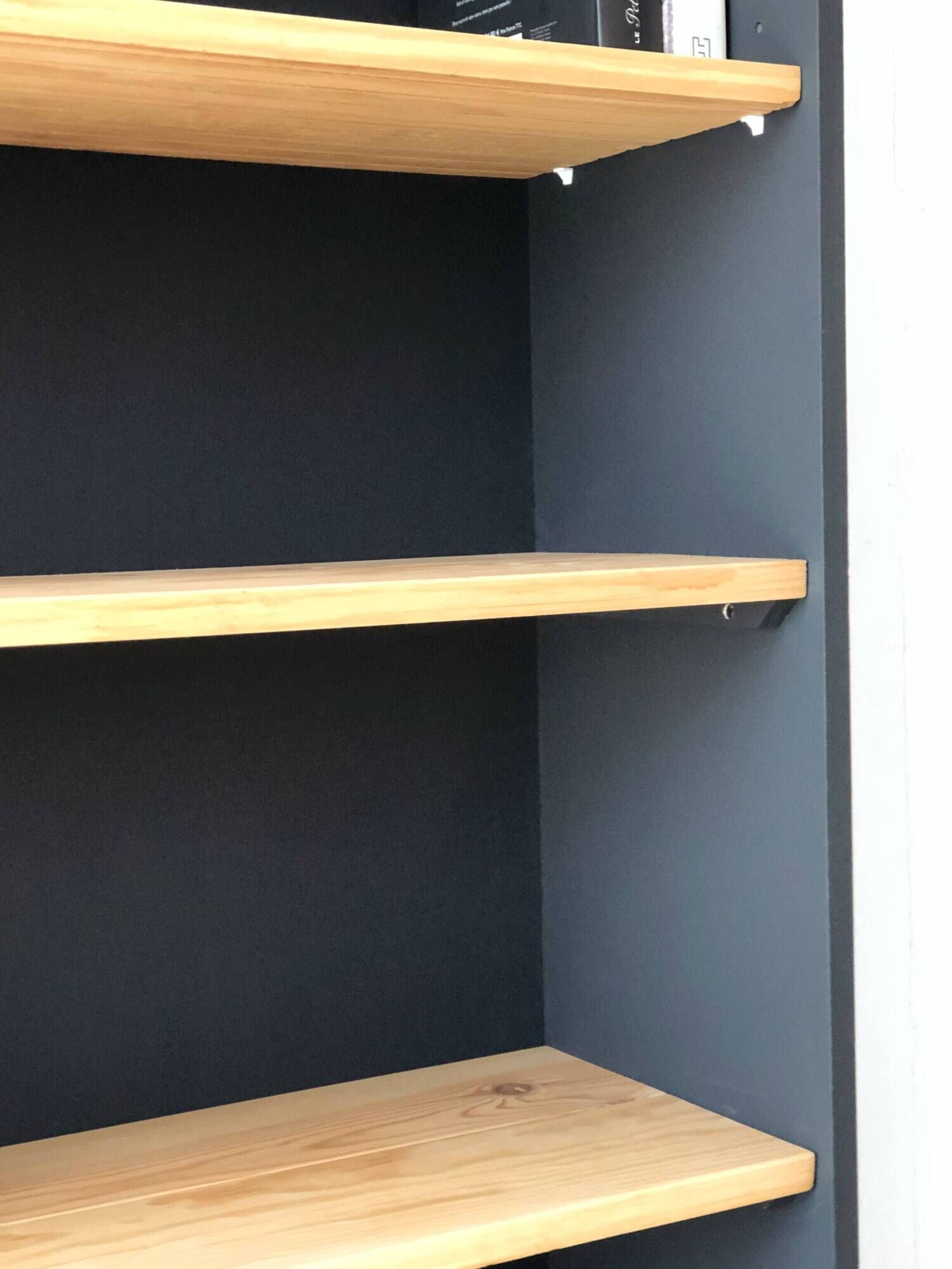 Bibliothèque des années 80 revisitée en noir et bois