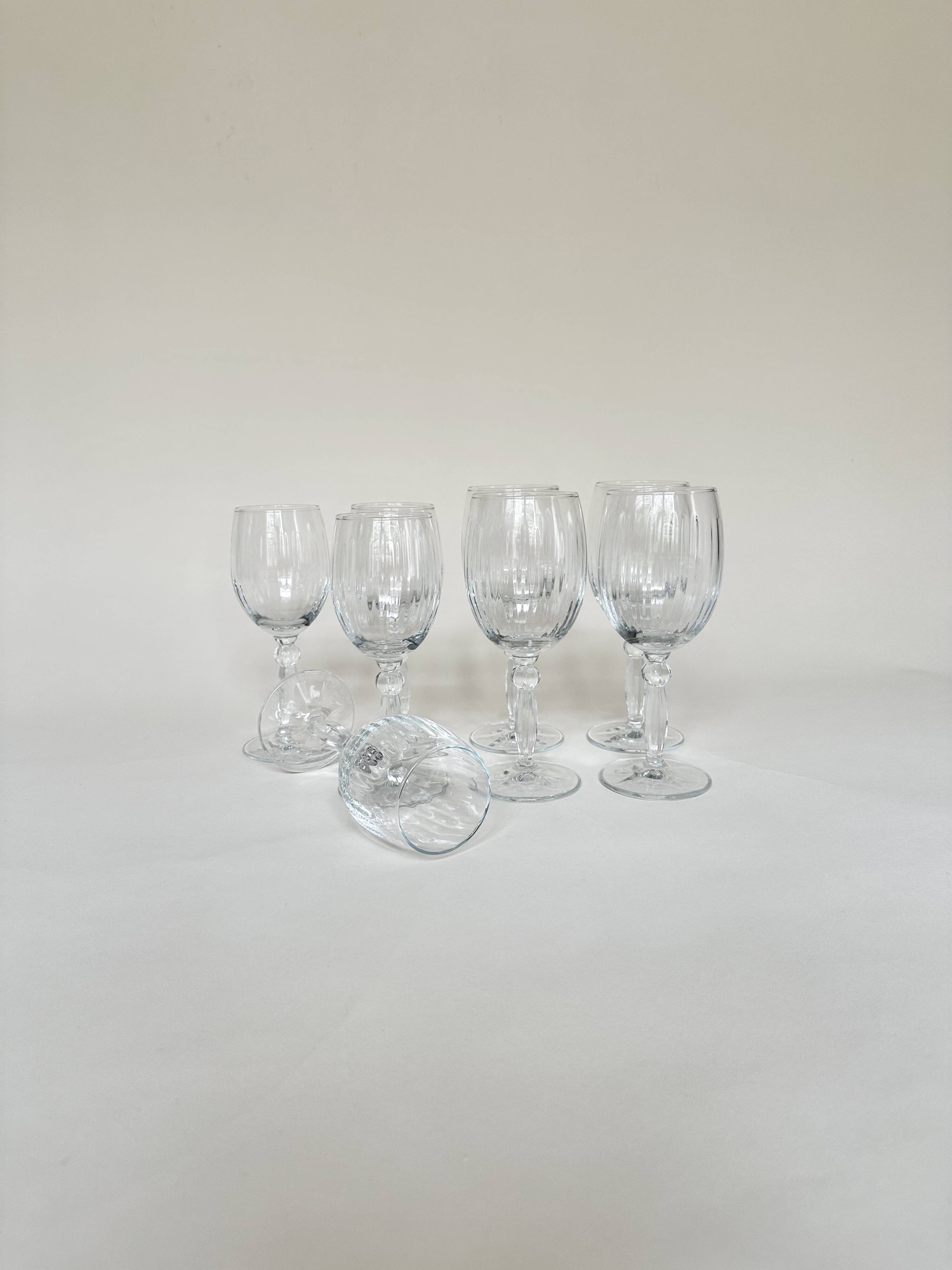 Set of 4 water glasses and 4 wine glasses, swirling glass