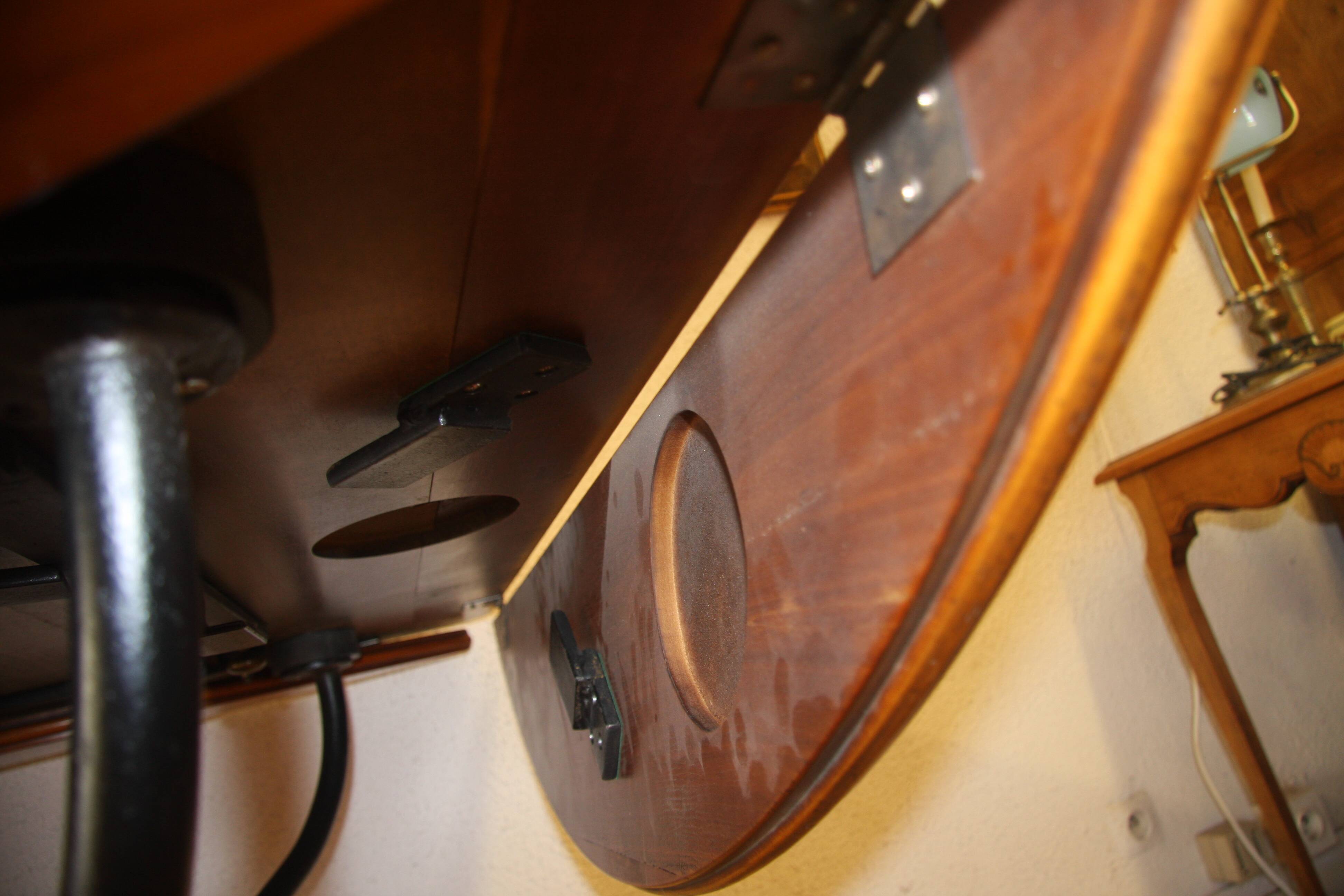 Table carrée en merisier avec abattants.