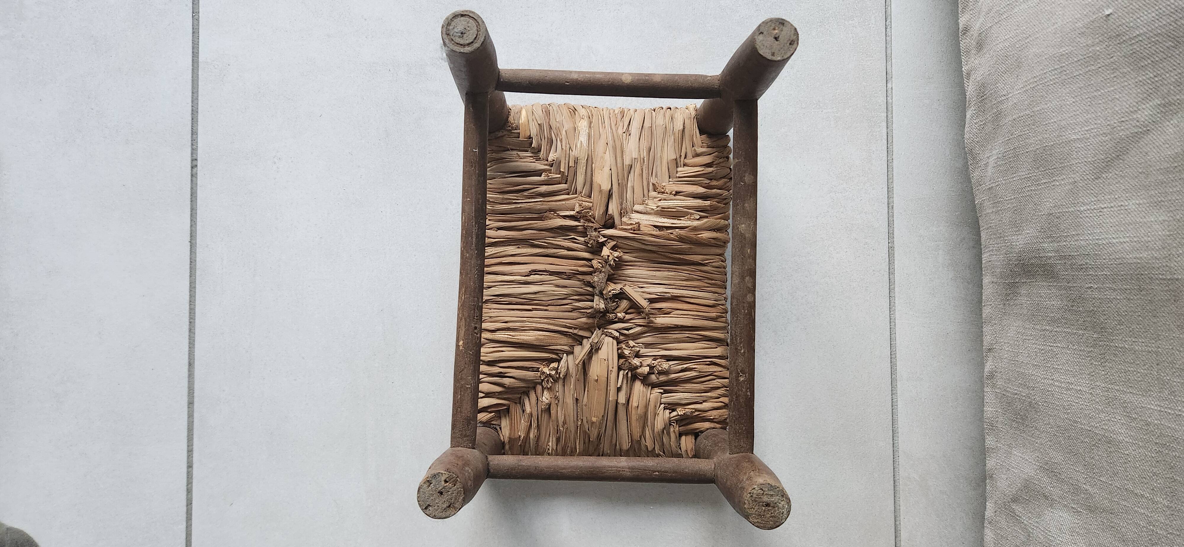 Wood and straw footrest