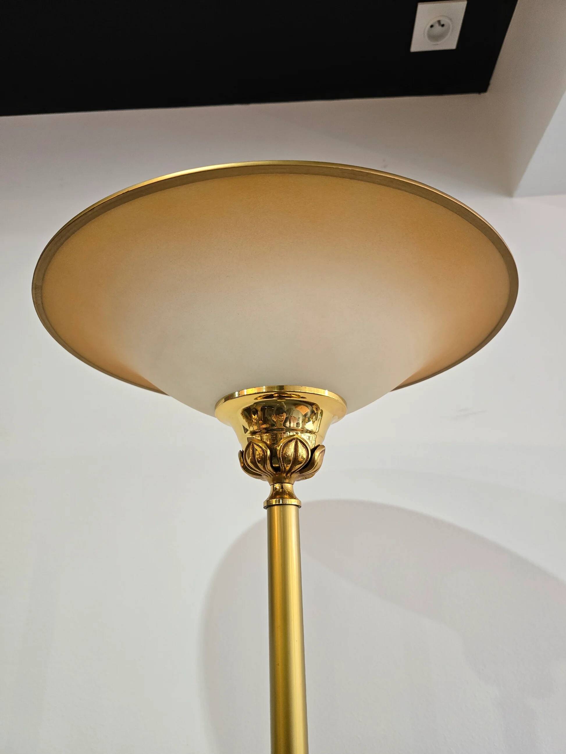 Vintage floor lamp in gold metal – Opaline shade – Neoclassical style from the 70s/80s