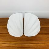 Paire de vases corail en céramique blanche, serre-livres