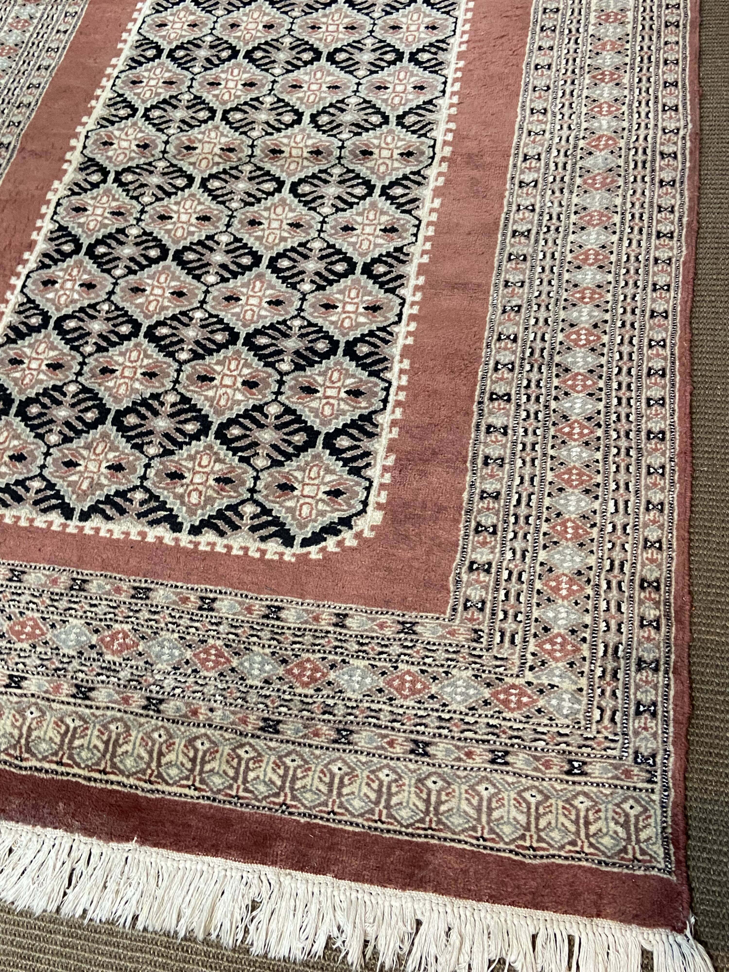 Handmade wool Oriental rug from Pakistan