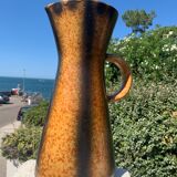 Pichet Accolay à anse stries brunes sur fond jaune vers 1950
