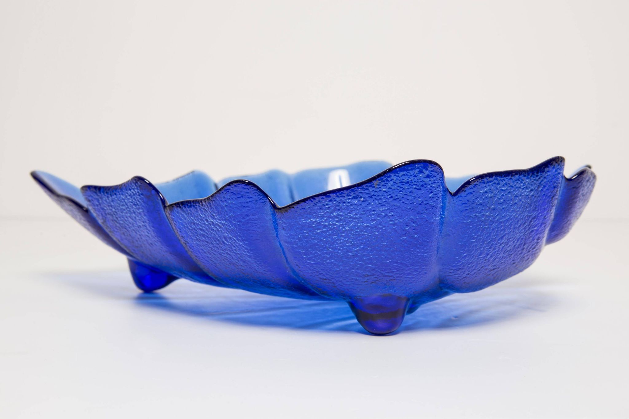 Decorative deep blue glass leaf plate, Italy, 1960s.