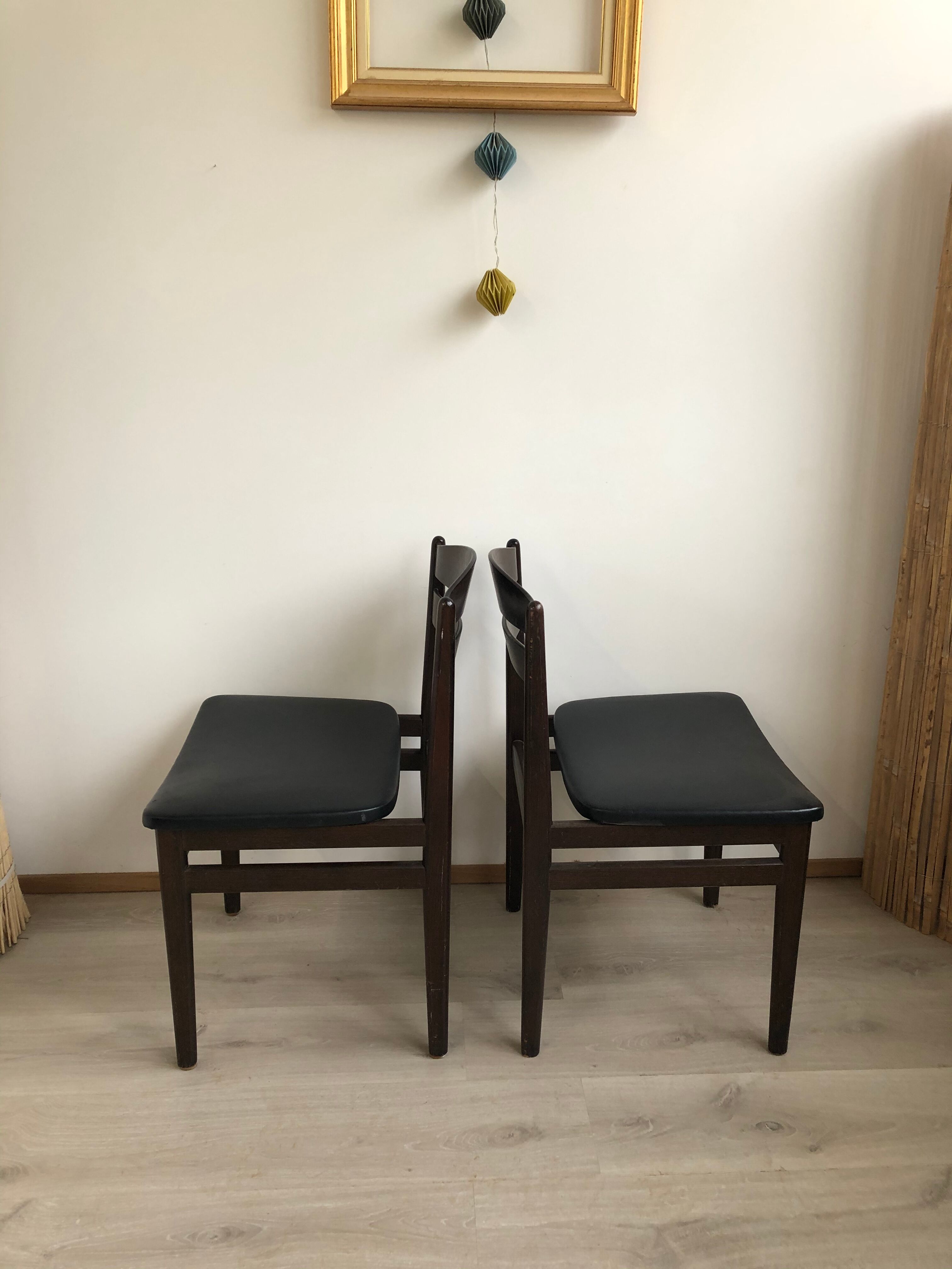 Paire de chaises danoises des années 60 en teck et skaï noir