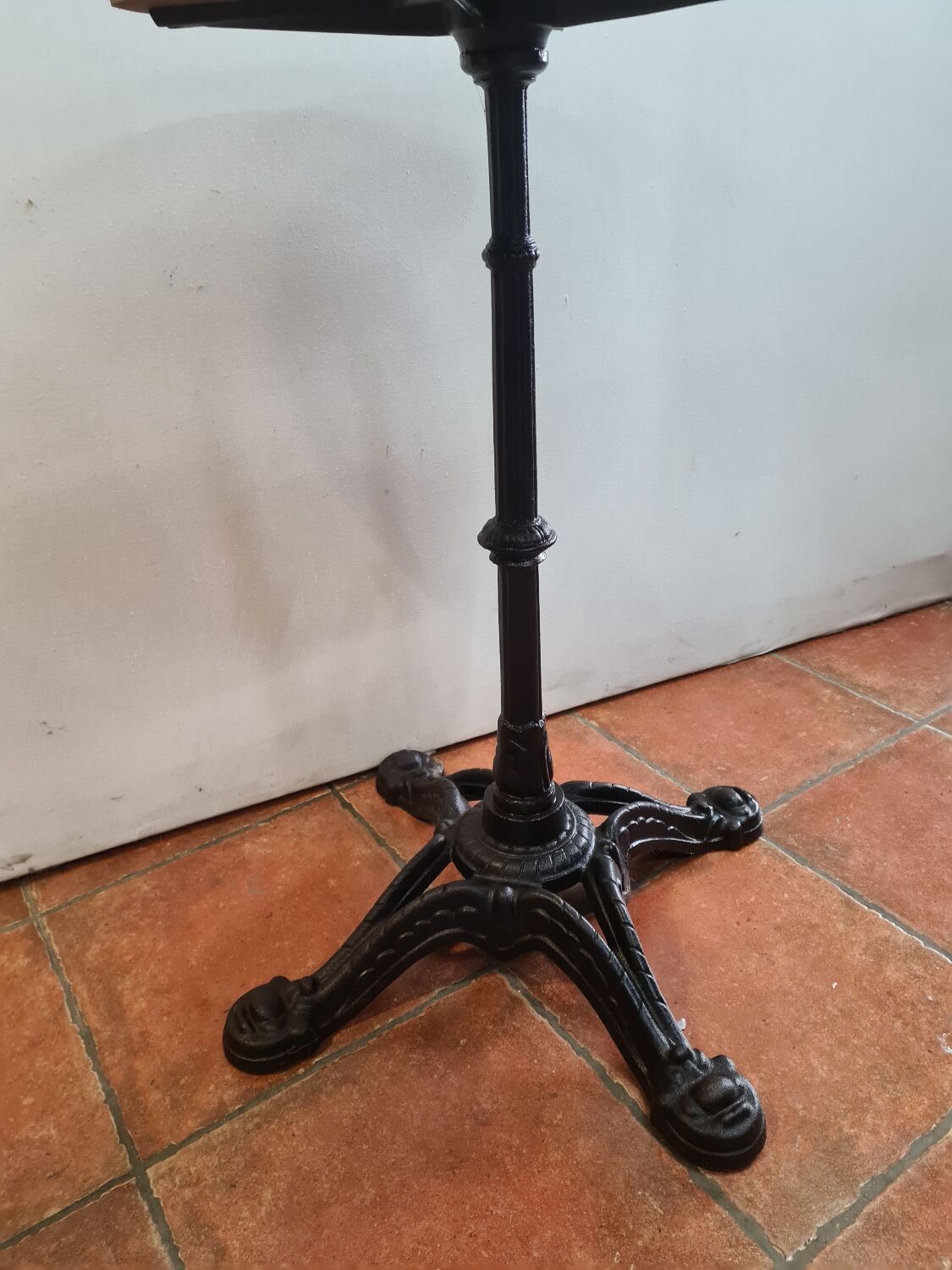 Bistro pedestal table in cast iron and marble