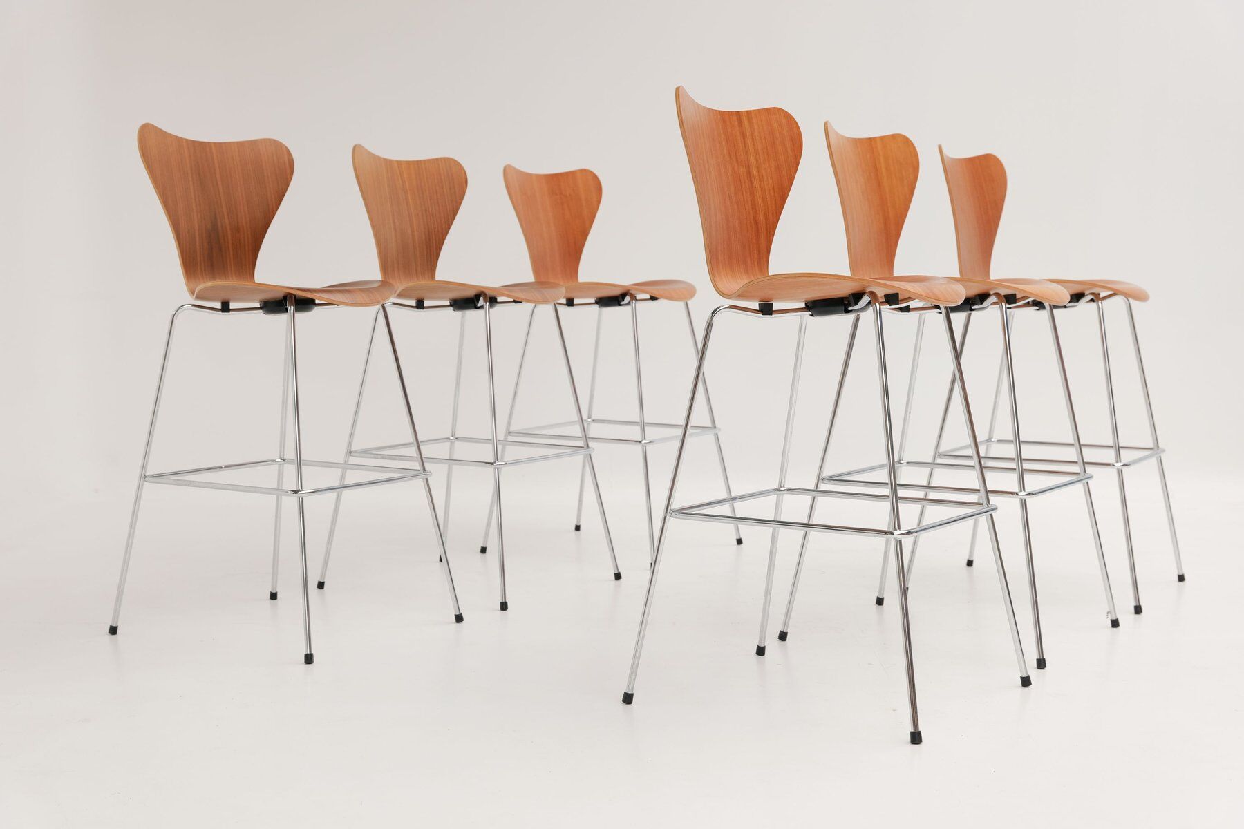 Bar stool Series 7 3187 in wood by Arne Jacobsen for Fritz Hansen