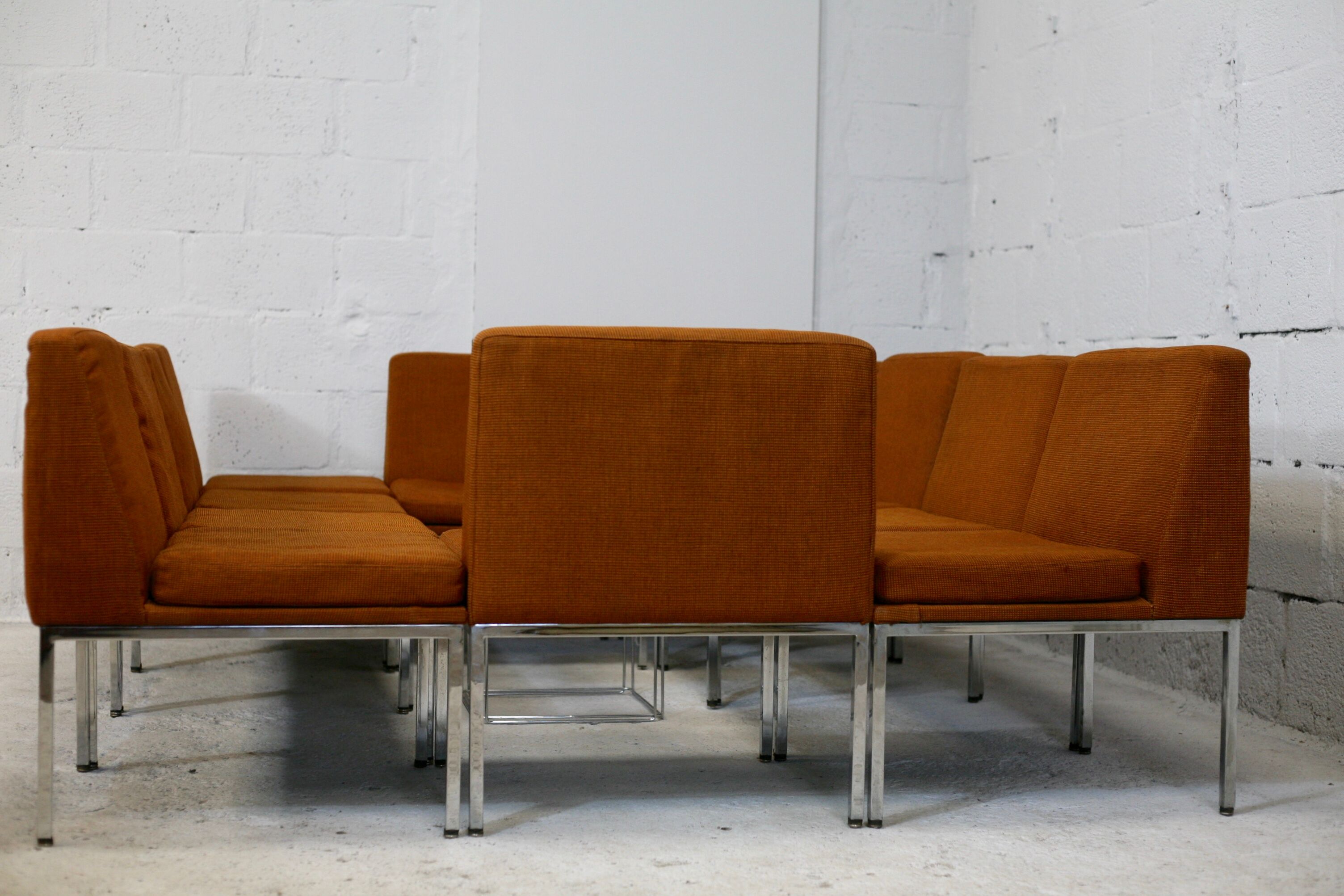 Ensemble de 10 chauffeuses de Louis Baillon, édition Planforms formant canapé modulable, circa 1950