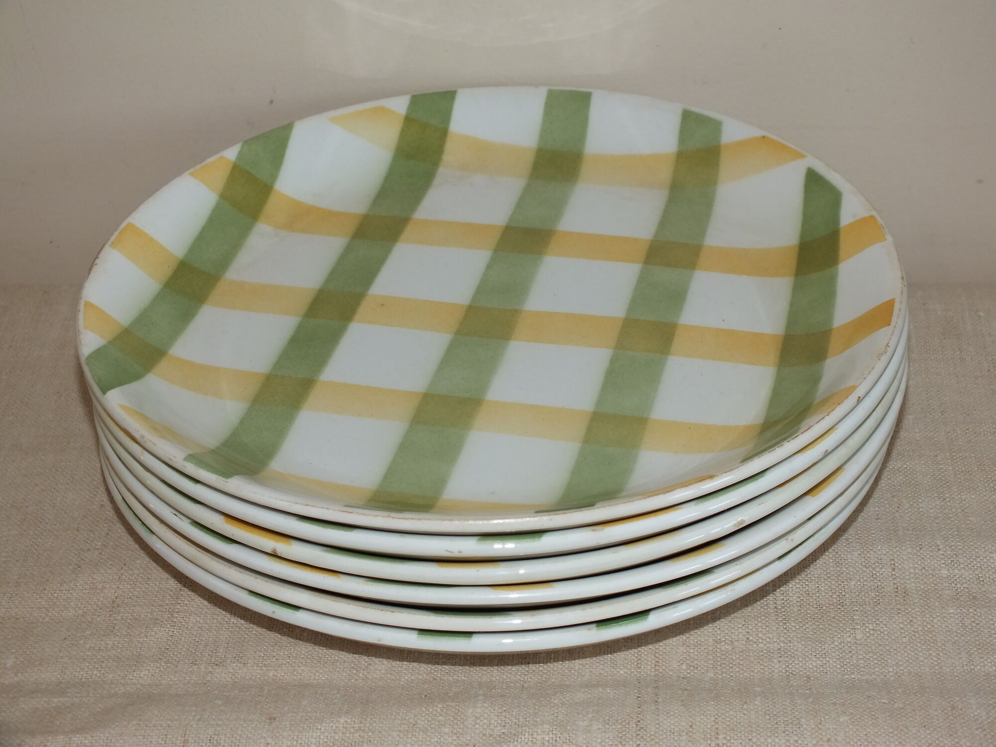 6 green and yellow checkered plates, tea towel