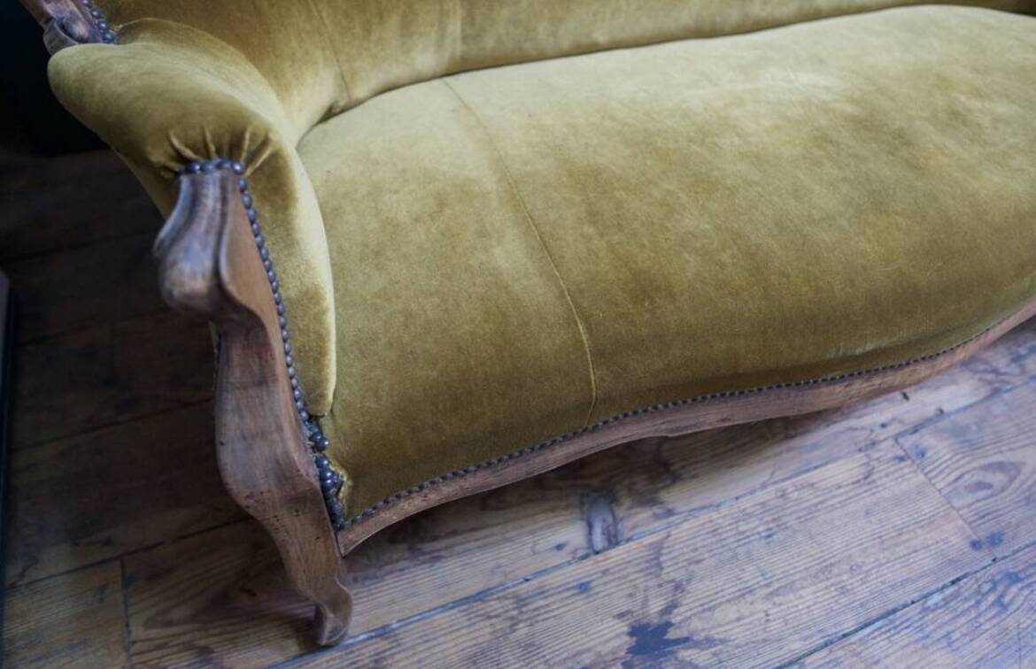 Three-seater velvet canapé in green, Louis Philippe style, 19th century.
